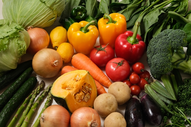 食品の栄養素の説明を補助する野菜の写真