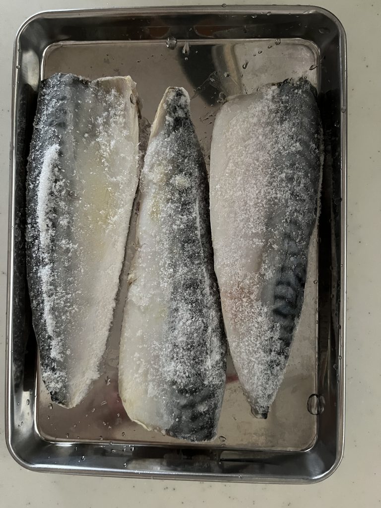 焼く前の冷凍サバの写真