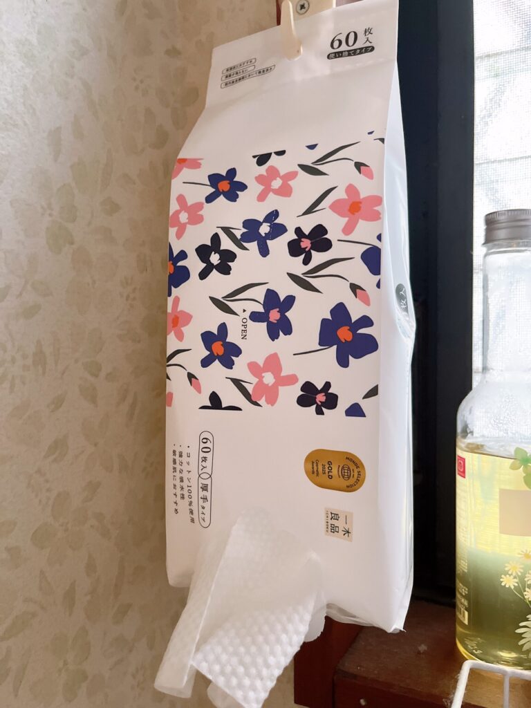 一木良品を自宅で使用中のフックに吊り下げた状態がわかる写真