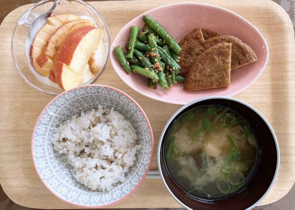 もち麦ご飯、味噌汁、ほねく、いんげんのごま和え、ヨーグルト、りんごの朝ごはん写真