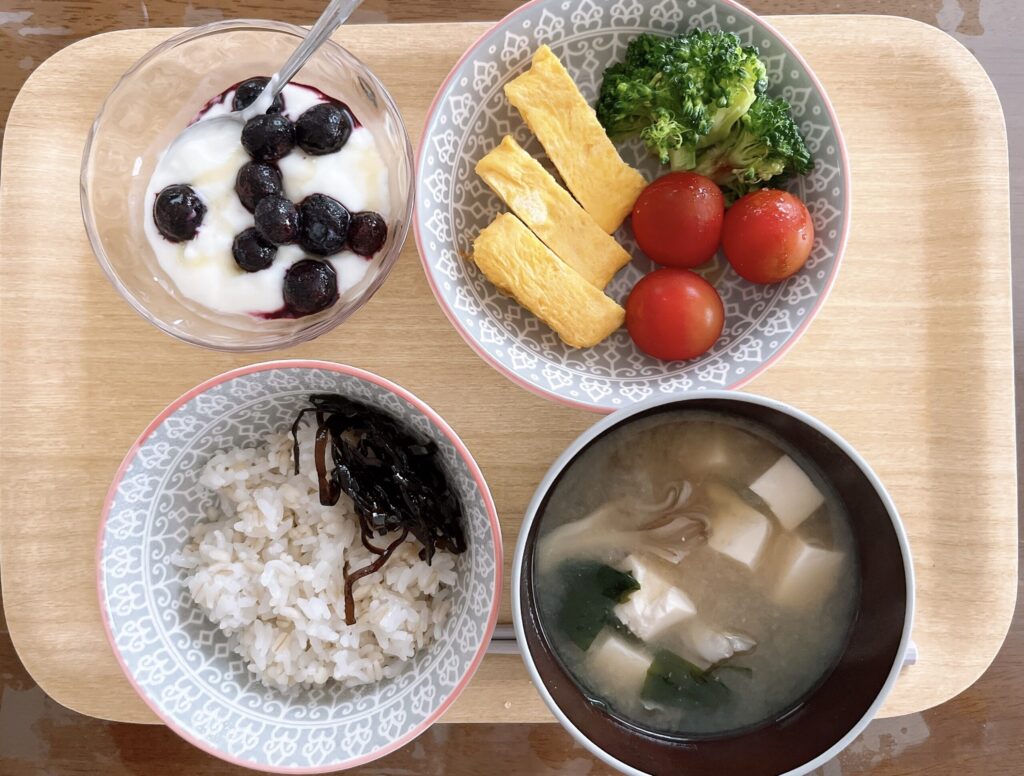 もち麦ごはん、味噌汁、だし巻き卵、ブロッコリー、ミニトマト、ヨーグルト、ブルーベリーの朝ごはん写真