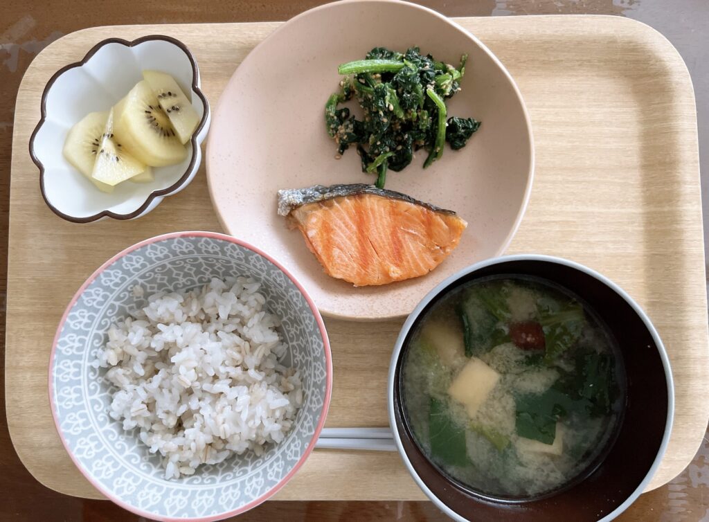 もち麦ごはん、鮭、ほうれん草のごま和え、味噌汁(小松菜、椎茸、油揚げ)ゴールドキウイの朝ごはん写真