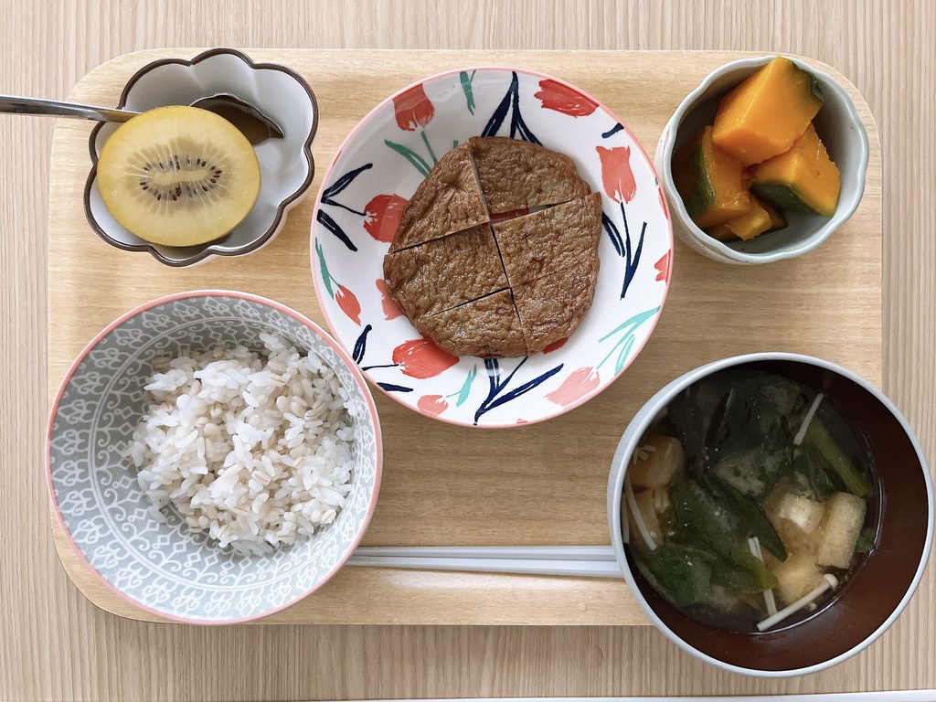 朝ごはんの実際の写真（市販のほねく＋作り置きのかぼちゃの煮物など）
