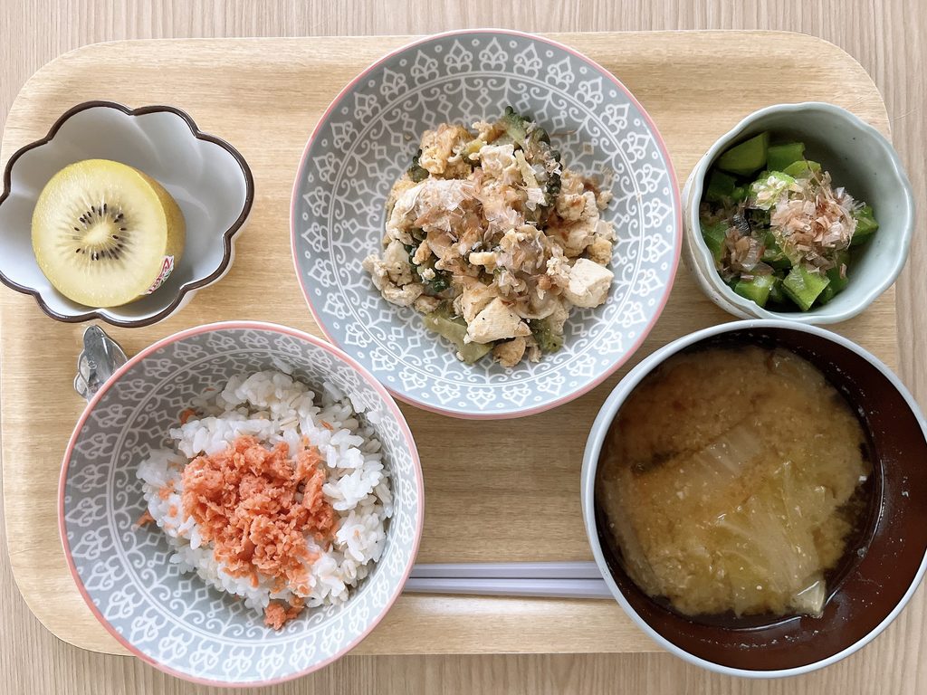 朝ごはんの実際の写真（前日の作り置き＋鮭フレークなど）
