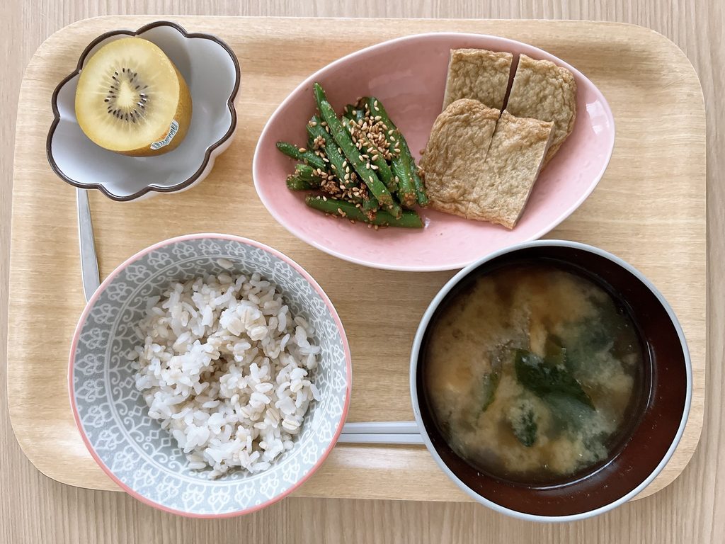 朝ごはんの実際の写真（市販のじゃこ天＋冷凍インゲンなど）