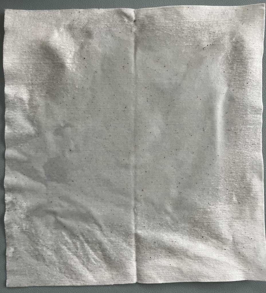 シート1枚に10mlの水を吸水させる検証をして広げた写真
