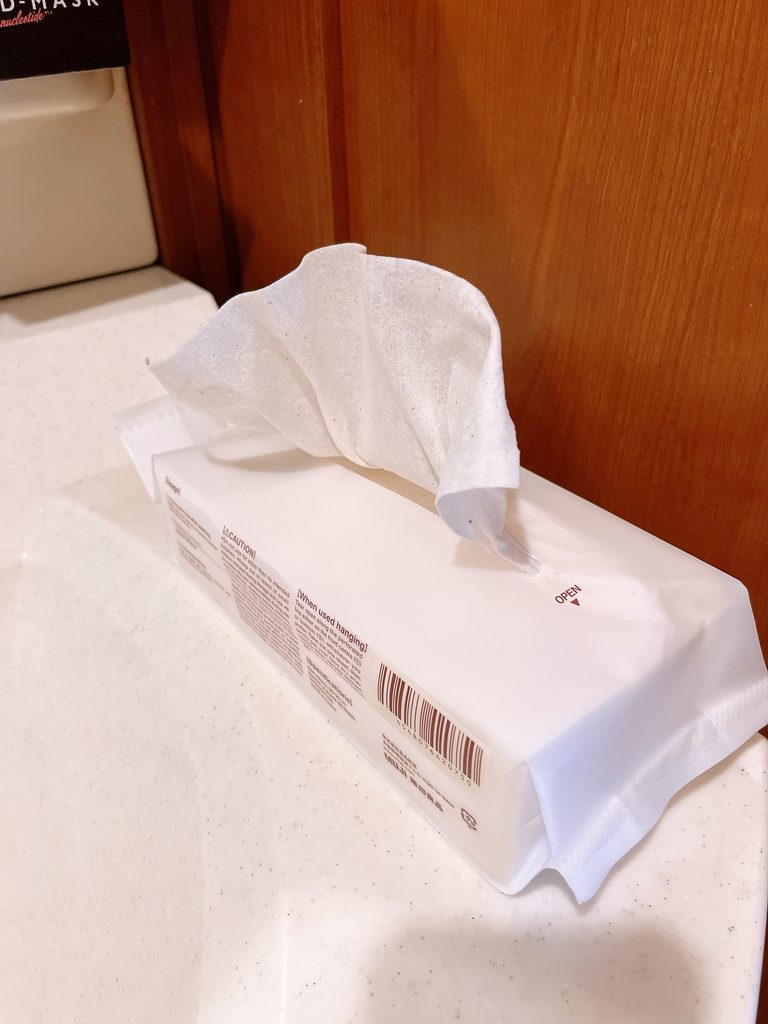 無印良品の使い捨てフェイスタオルのパッケージを横置きにしている写真