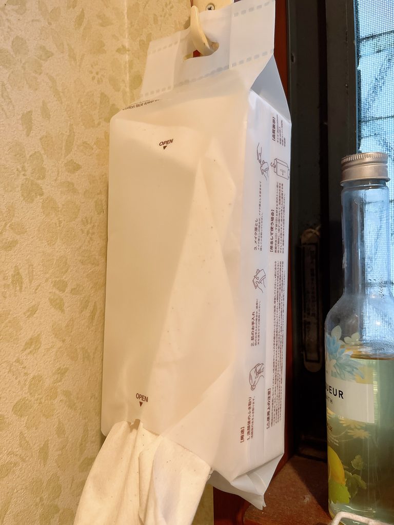 無印良品のパッケージを吊り下げ状態にしている写真